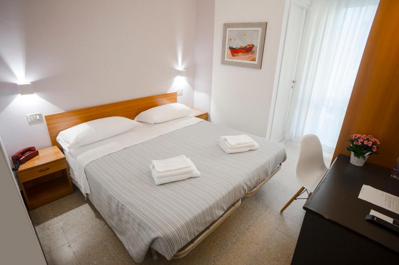 Hotel Mon Pays Rimini Esterno foto