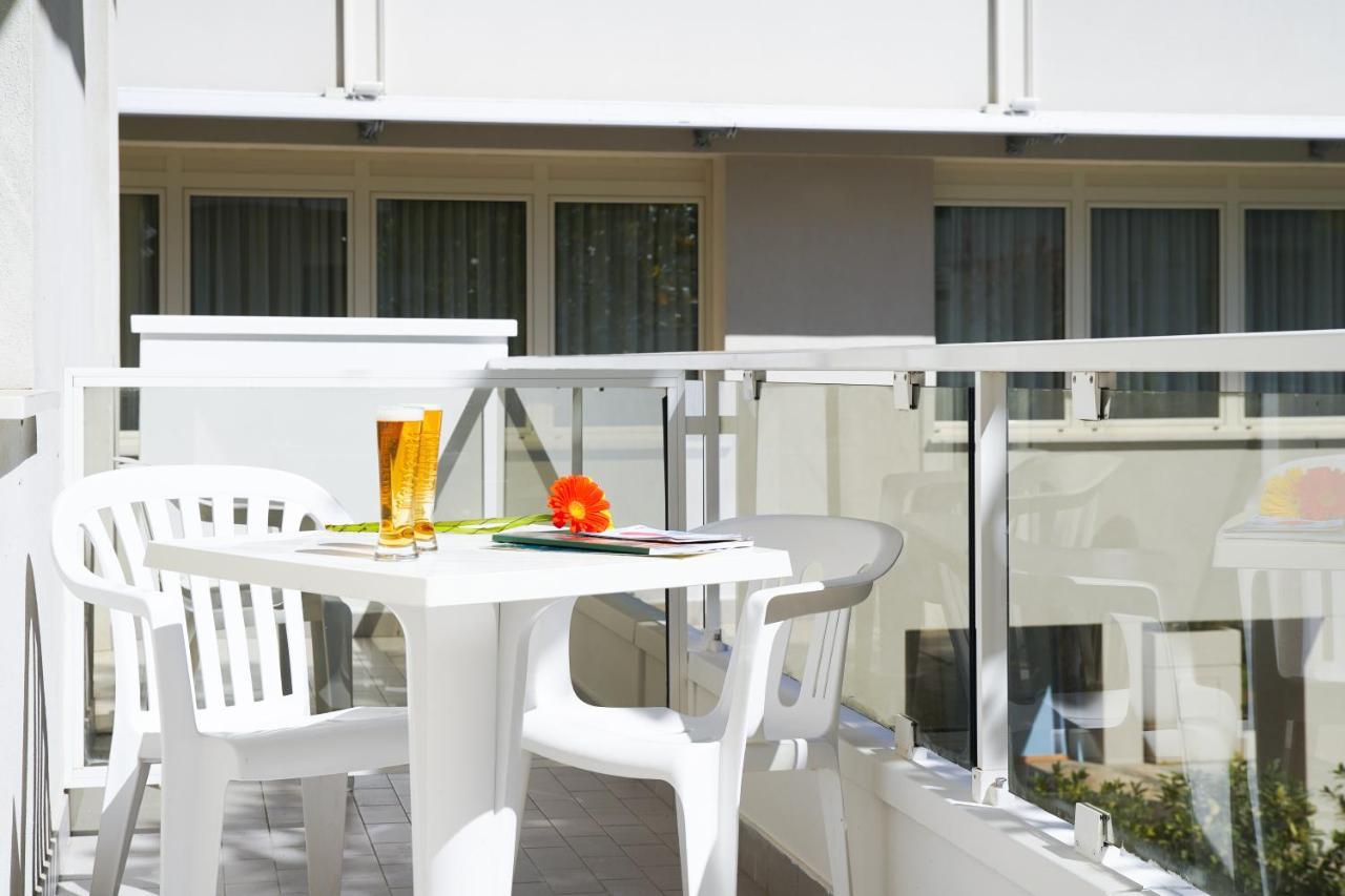 Hotel Mon Pays Rimini Esterno foto