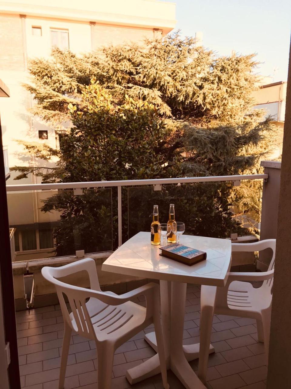 Hotel Mon Pays Rimini Esterno foto