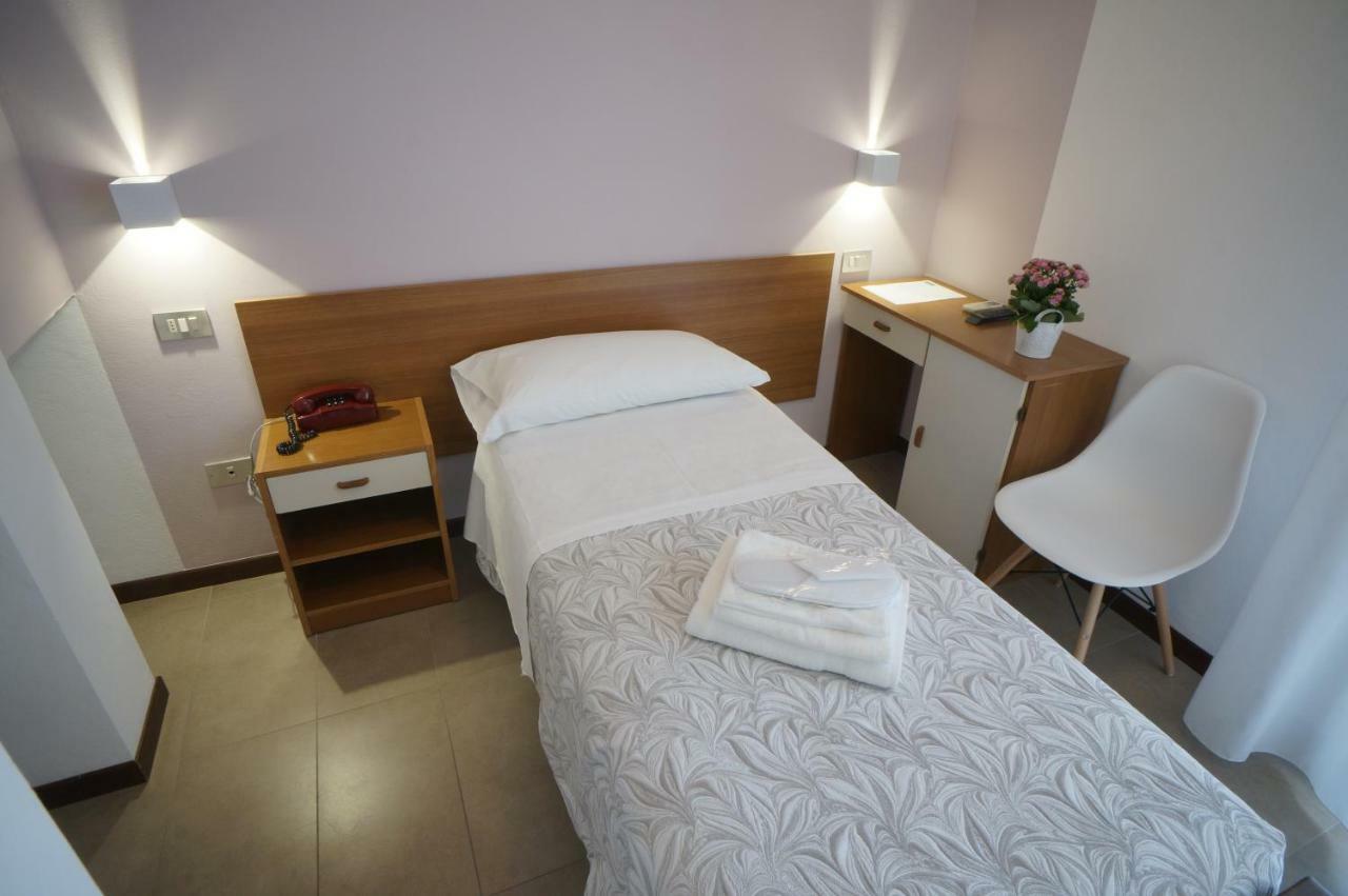 Hotel Mon Pays Rimini Esterno foto