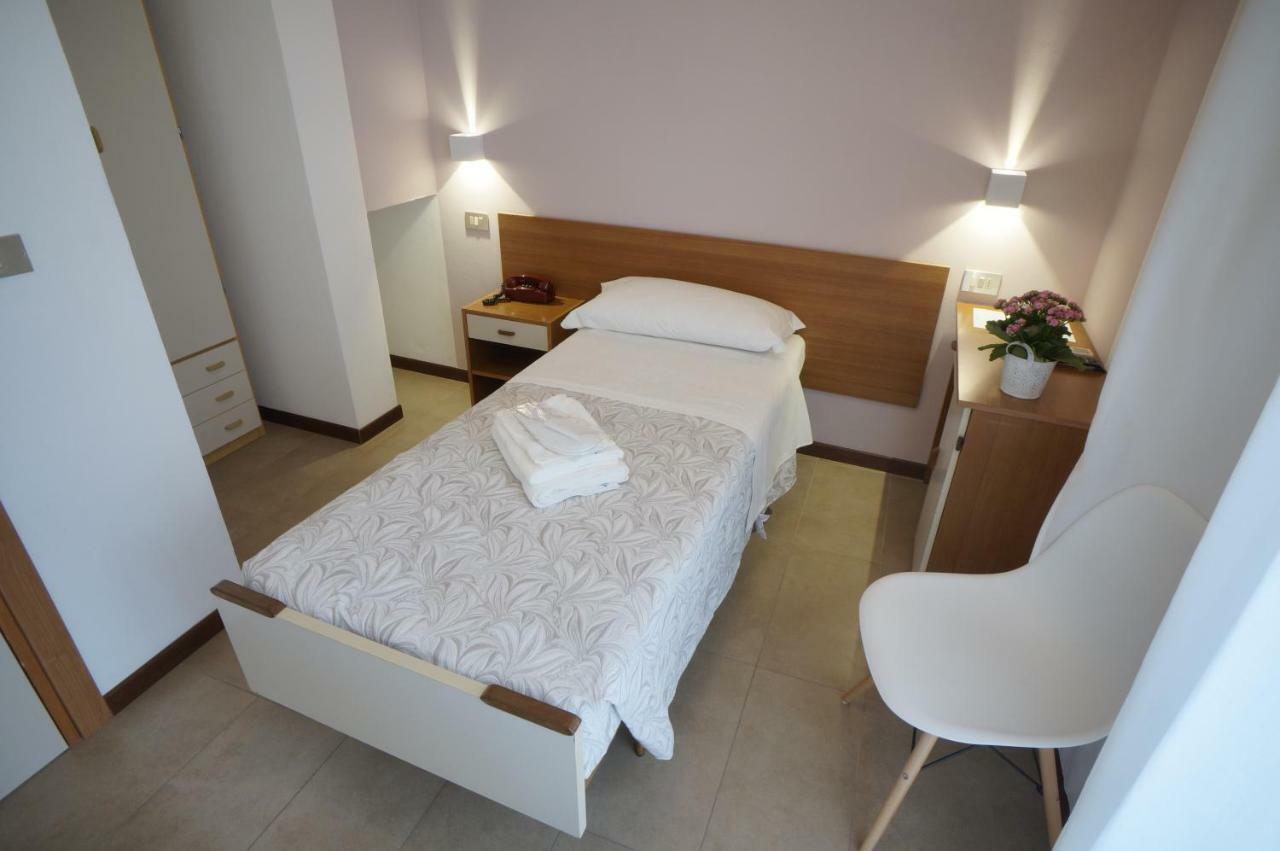 Hotel Mon Pays Rimini Esterno foto