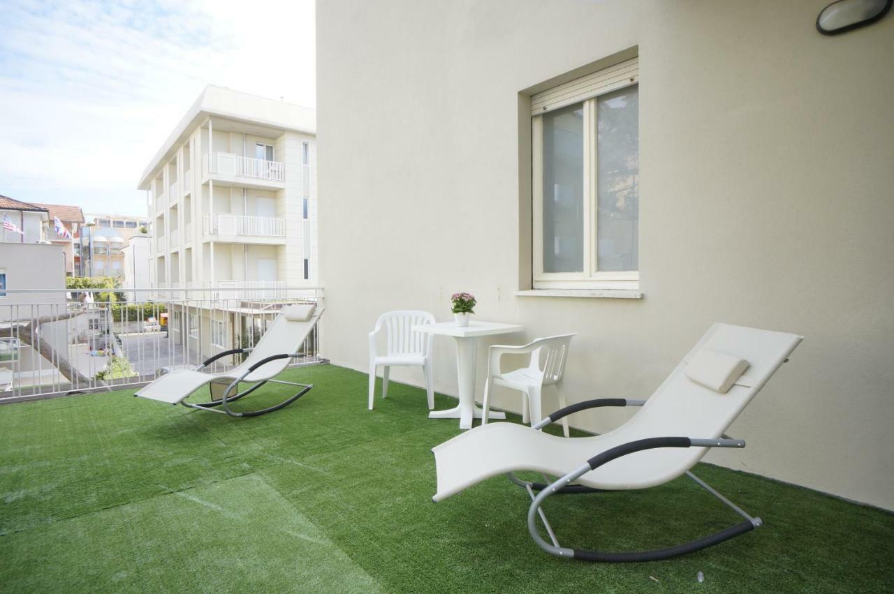Hotel Mon Pays Rimini Esterno foto