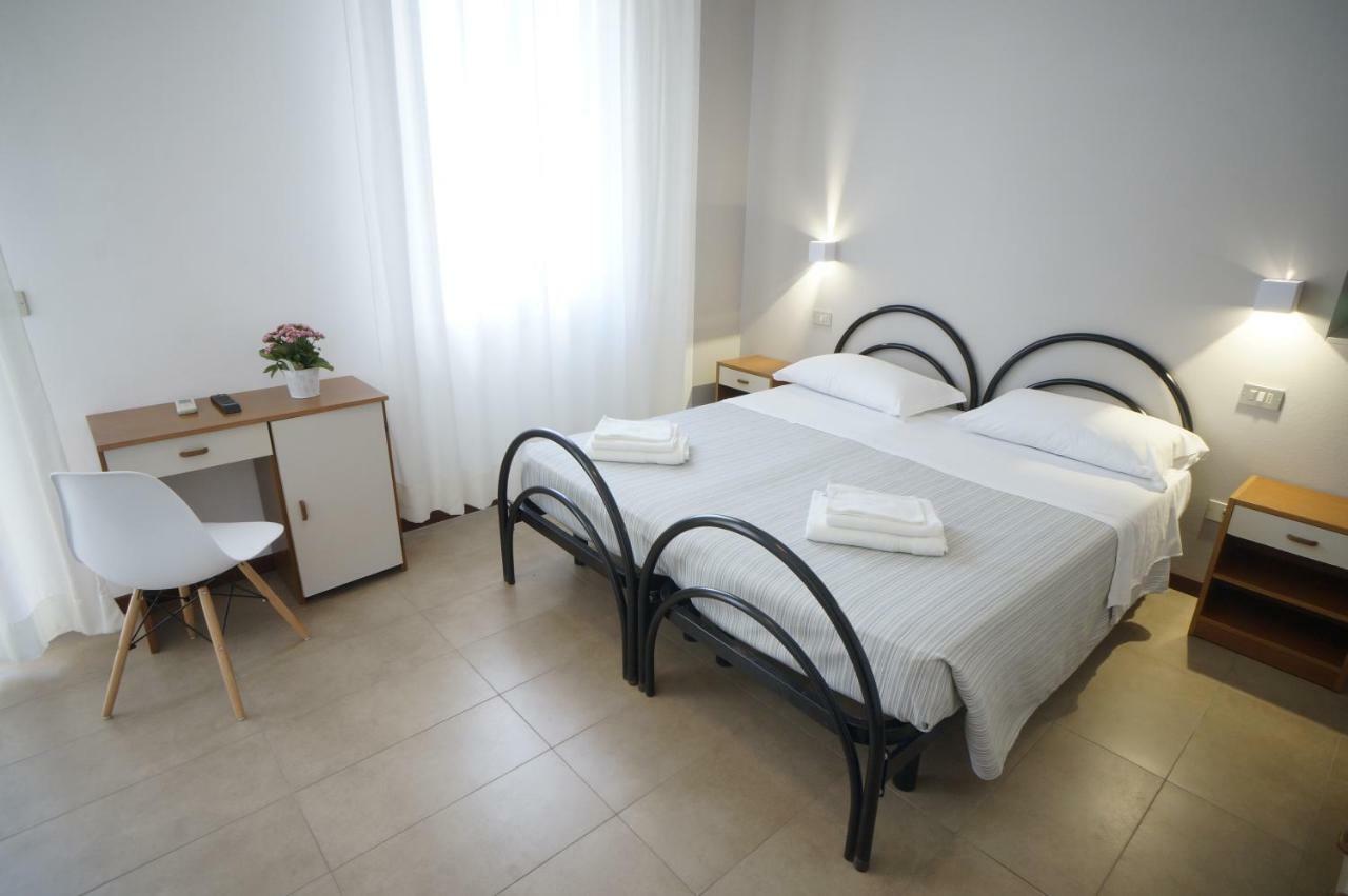 Hotel Mon Pays Rimini Esterno foto